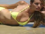 Play Bikini girl jigsaw