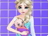 Play Elsa washing clothes for newborn