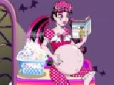 Jugar a Pregnant draculaura washing clothes